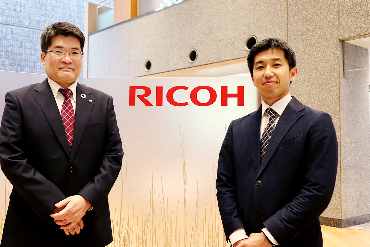 上杉恵一郎リコー企画部 部長（左）と伴野仁治リコー企画部 事業開発室室長