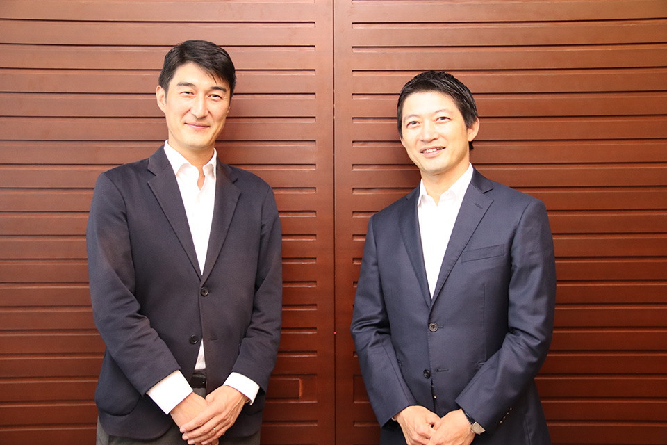 佐竹晃太・CureApp 最高経営責任者:CEO（左）と斎藤玄太・カーライル・ジャパン・エルエルシー ディレクター