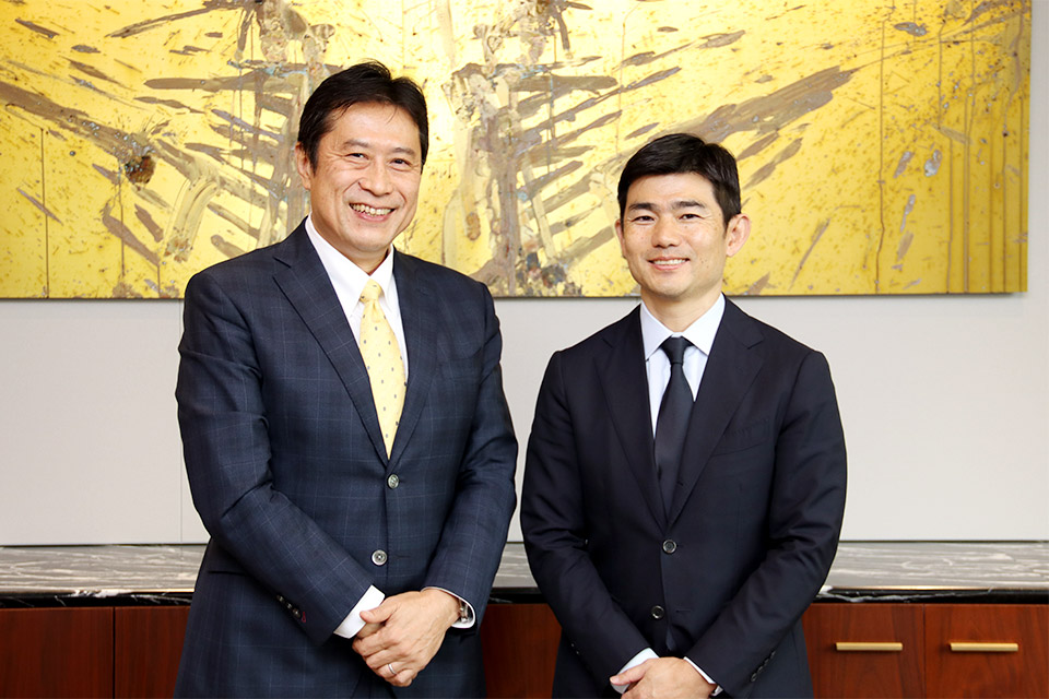 森澤篤・アリナミン製薬 代表取締役社長（左）と坂本篤彦・ブラックストーン・グループ・ジャパン 代表取締役 シニアマネージングディレクター プライベート・エクイティ日本代表