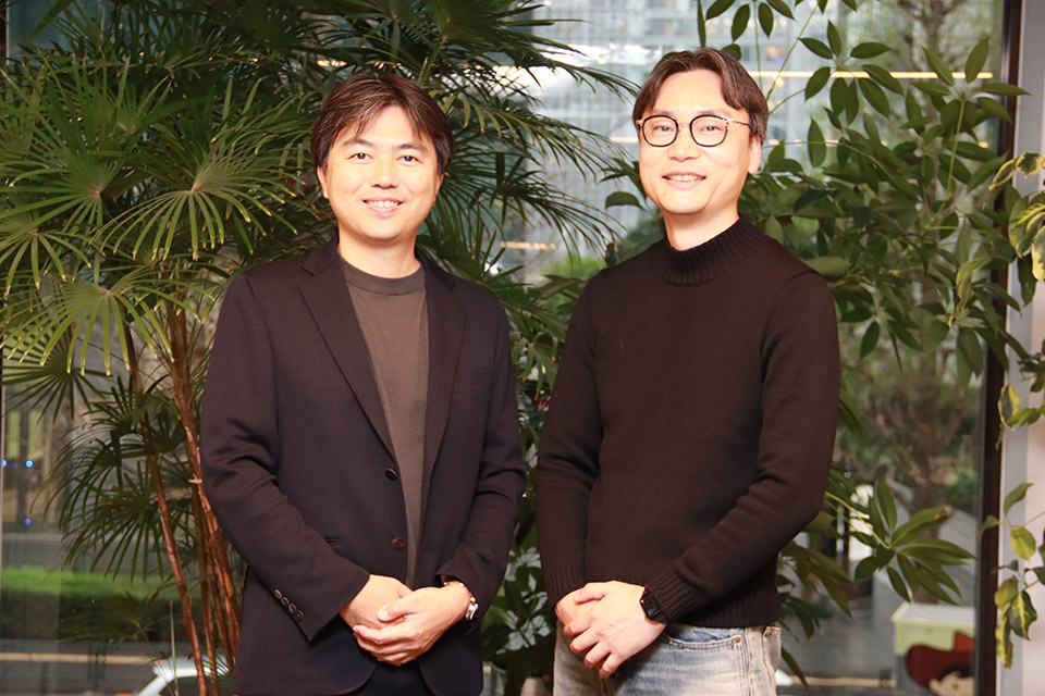 佐久間 衡（ユーザベース 代表取締役 Co-CEO：右)と小倉 淳平（カーライル・ジャパン・エルエルシー マネージングディレクター：左)