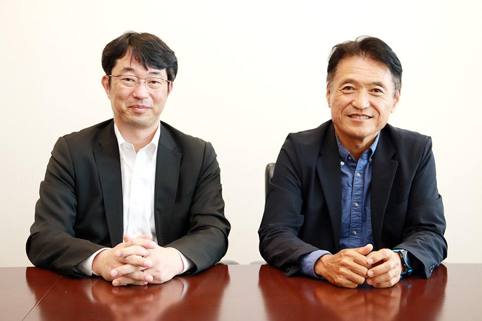 中野宏信 シニア・マネージング・ディレクター 会長(右）と伊藤政宏 同 日本代表