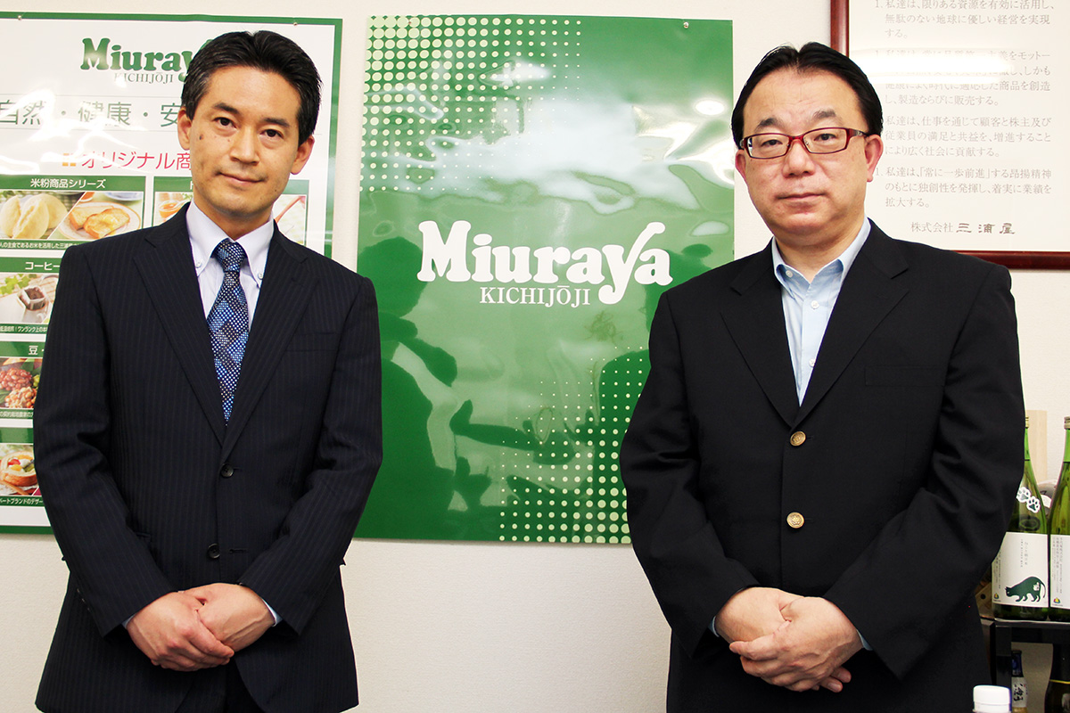 （左から）福﨑昇平・丸の内キャピタル マネージングディレクター、水口嘉徳・三浦屋 代表取締役社長