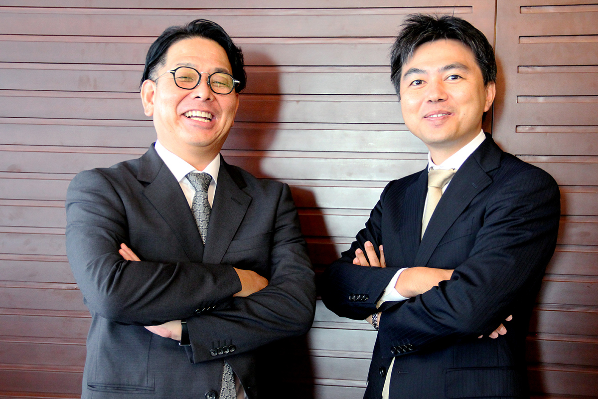中江康人AOI TYO Holdings 代表取締役グループCEO（左）と小倉淳平 カーライル・ジャパン・エルエルシー マネージングディレクター