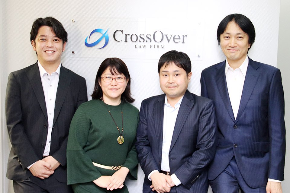 （右から）尾下大介代表弁護士、牛之濱将太弁護士、吉川翔子弁護士、青野雅朗弁護士