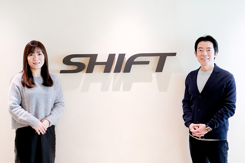 山路亜紀　SHIFT 執行役員 兼 広報IR部 部長（左）と小島秀毅 同 グループ経営推進部 部長、SHIFTグロース・キャピタル 取締役