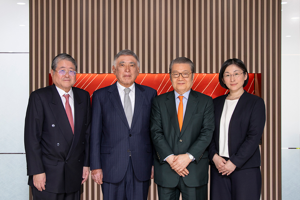 左から、渡辺章博氏、井原勝美氏、牛島信氏、宮地真紀子氏